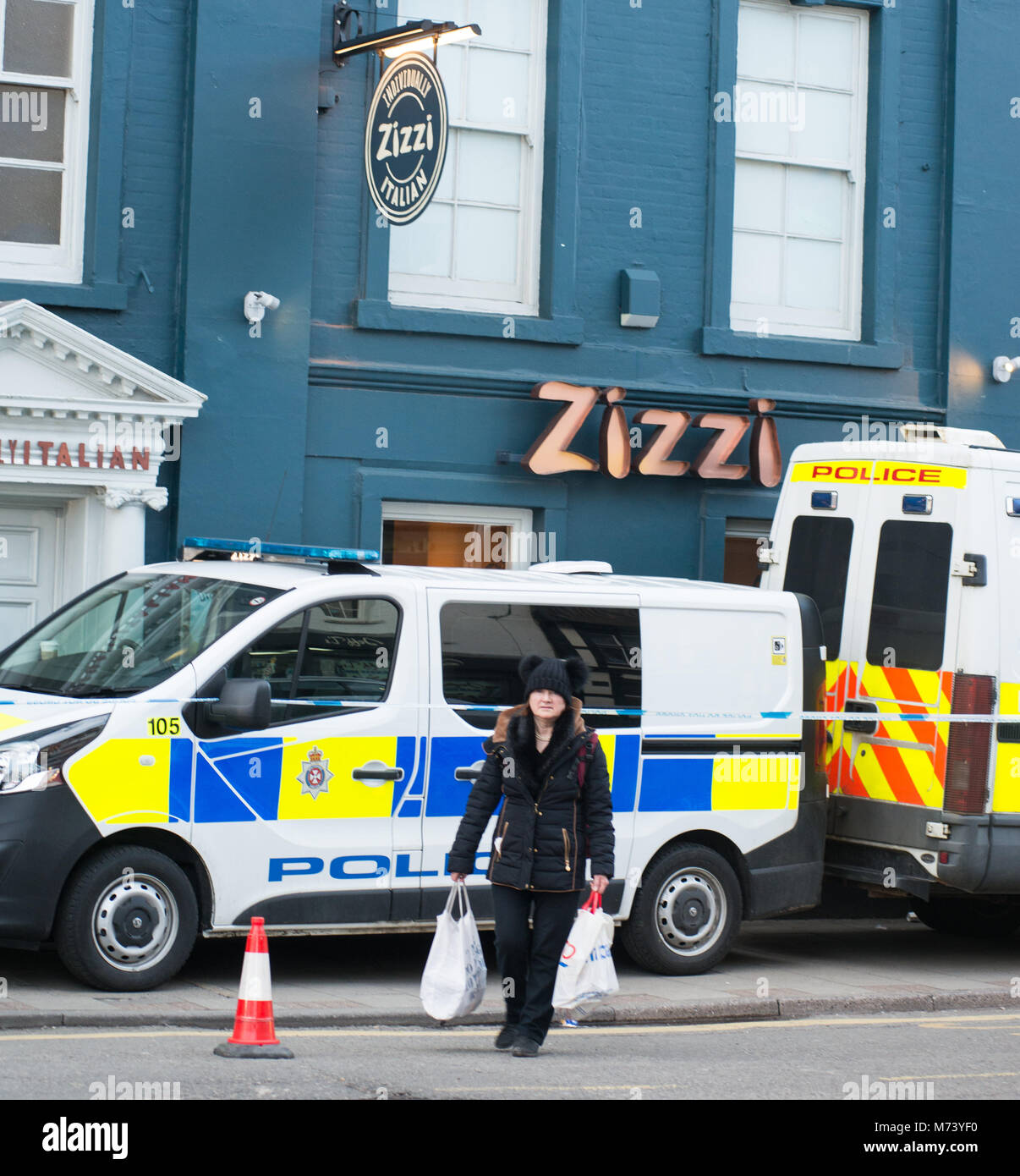 Salisbury, Wiltshire, Großbritannien, 8.. März 2018. Das Restaurant Zizzi und die umliegenden Unternehmen bleiben nach einem Nervengasangriff auf den ehemaligen russischen Spion Sergei Skripal und seine Tochter am 4.. März geschlossen und hinter einer Polizeikordon. Stockfoto