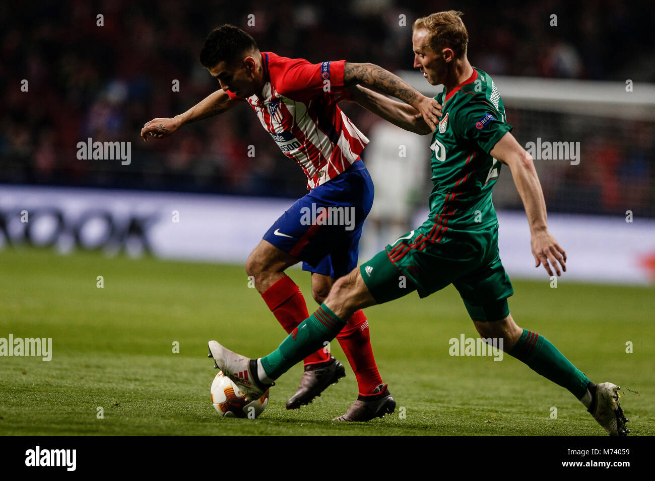 Madrid, Spanien. 8 Mär, 2018. Engel Martin Correa (Atletico de Madrid) kämpft um den Ball mit Vladislav Ignatjev (Lokomotiv Moscu), UEFA Europa League Spiel zwischen Atlético de Madrid vs Lokomotiv Moscu am Wanda Metropolitano Stadion in Madrid, Spanien, 8. März 2018. Credit: Gtres Información más Comuniación auf Linie, S.L./Alamy leben Nachrichten Stockfoto