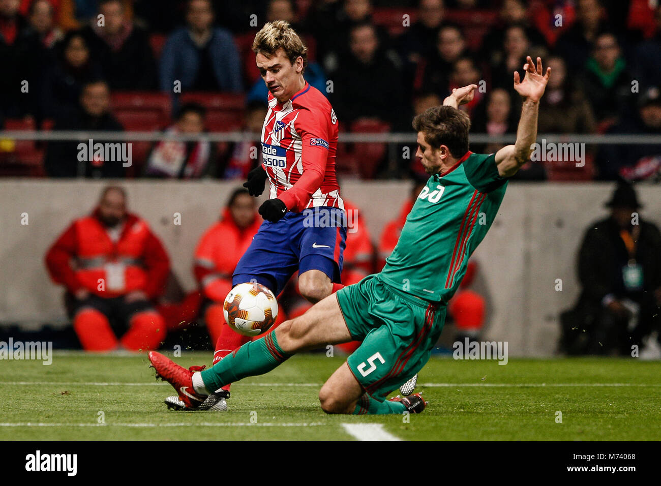 Madrid, Spanien. 8 Mär, 2018. Antonie Griezmann (Atletico de Madrid) kämpft um den Ball mit Nemanja Pejcinovic (Lokomotiv Moscu), UEFA Europa League Spiel zwischen Atlético de Madrid vs Lokomotiv Moscu am Wanda Metropolitano Stadion in Madrid, Spanien, 8. März 2018. Credit: Gtres Información más Comuniación auf Linie, S.L./Alamy leben Nachrichten Stockfoto