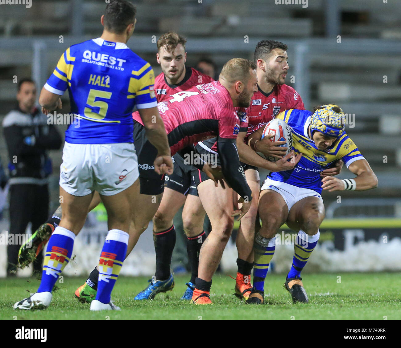 Leeds, Großbritannien. 8 Mär, 2018. 8 Headingley Stadium, Leeds, England; Betfred Super League, Runde 5, Leeds Rhinos versus Rumpf FC; Ashton Golding von Leeds Rhinos wird von Josh Griffin von Hull FC und Jake Connor von Hull FC Kredit angegangen: Aktuelles Bilder/Alamy leben Nachrichten Stockfoto