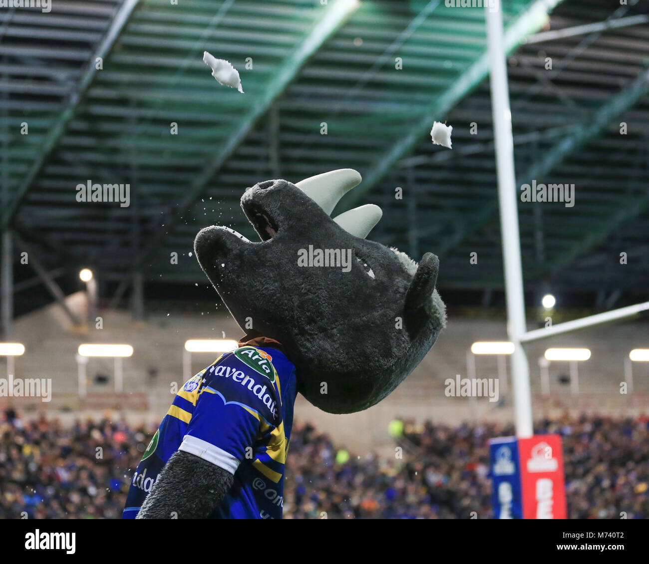 Leeds, Großbritannien. 8 Mär, 2018. 8 Headingley Stadium, Leeds, England; Betfred Super League, Runde 5, Leeds Rhinos versus Rumpf FC; Ronnie der Leeds Maskottchen spielen mit Schneebällen Credit: Aktuelles Bilder/Alamy leben Nachrichten Stockfoto