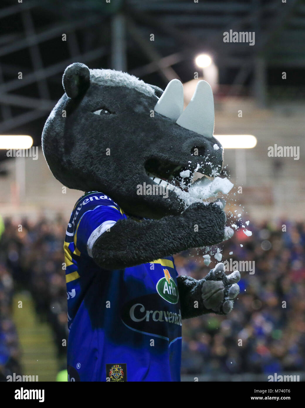 Leeds, Großbritannien. 8 Mär, 2018. 8 Headingley Stadium, Leeds, England; Betfred Super League, Runde 5, Leeds Rhinos versus Rumpf FC; Ronnie der Leeds Maskottchen essen Schneebälle Credit: Aktuelles Bilder/Alamy leben Nachrichten Stockfoto