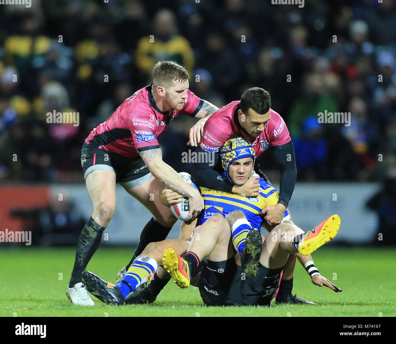 Leeds, Großbritannien. 8 Mär, 2018. 8 Headingley Stadium, Leeds, England; Betfred Super League, Runde 5, Leeds Rhinos versus Rumpf FC; Ashton Golding von Leeds Rhinos ist von Jordan Lane Hull FC und Carlos Tuimavave von Hull FC Kredit angegangen: Aktuelles Bilder/Alamy leben Nachrichten Stockfoto