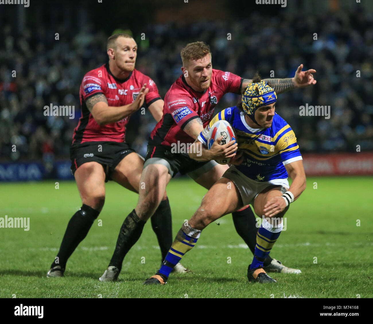 Leeds, Großbritannien. 8 Mär, 2018. 8 Headingley Stadium, Leeds, England; Betfred Super League, Runde 5, Leeds Rhinos versus Rumpf FC; Ashton Golding von Leeds Rhinos hält Hols der Kugel als Marc Sneyd von Hull FC Herausforderungen Credit: Aktuelles Bilder/Alamy leben Nachrichten Stockfoto