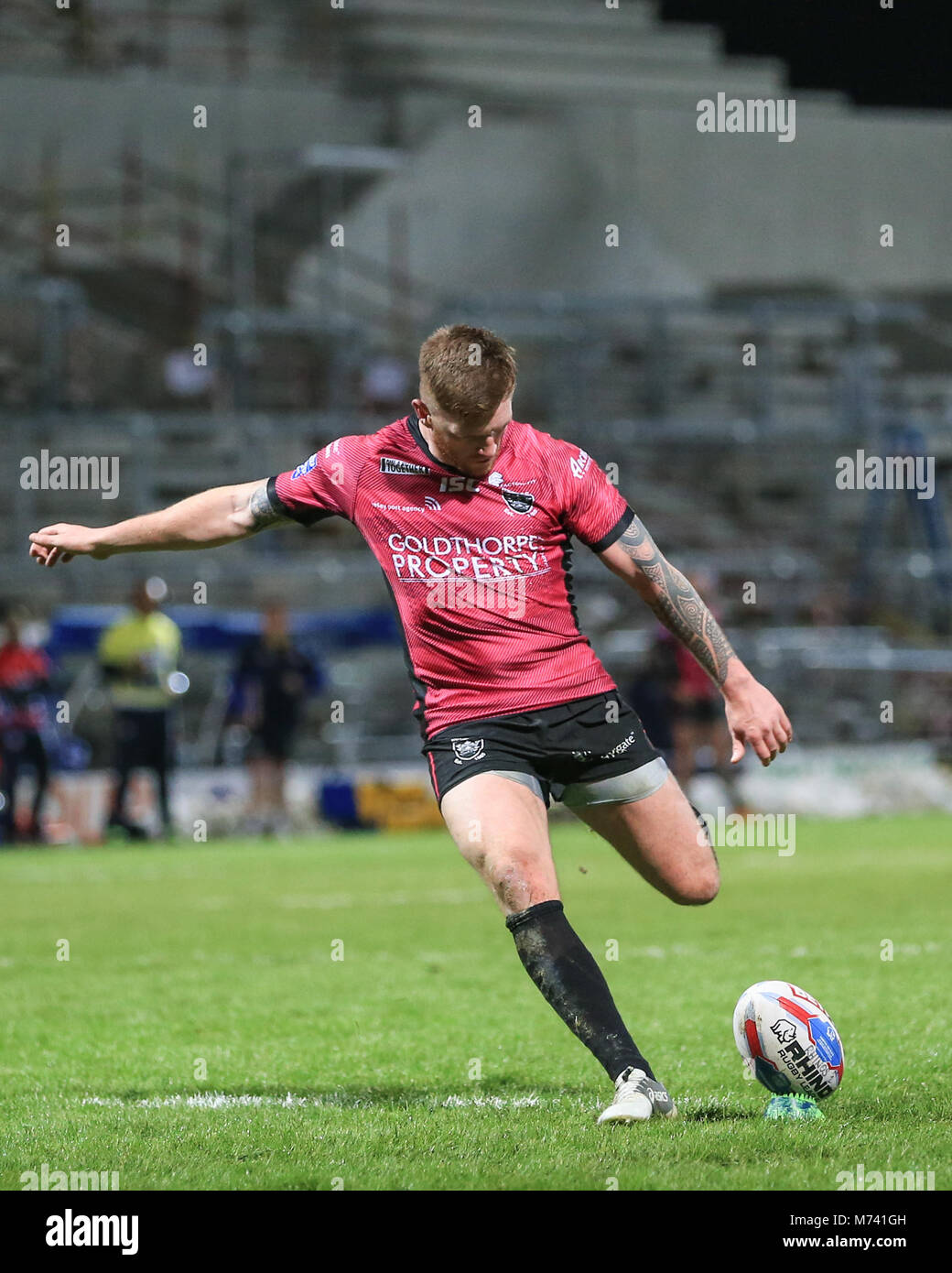 8. März 2018, Headingley Stadium, Leeds, England; Betfred Super League, Runde 5, Leeds Rhinos versus Rumpf FC; Marc Sneyd von Hull FC tritt für ein Ziel Stockfoto