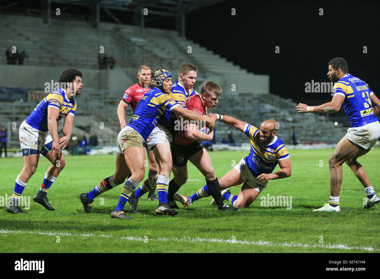 8. März 2018, Headingley Stadium, Leeds, England; Betfred Super League, Runde 5, Leeds Rhinos versus Rumpf FC; Brad Fash von Hull FC ist von Ashton Golding von Leeds Rhinos Matt Parcell von Leeds Rhinos und Jamie Jones-Buchanan von Leeds Rhinos in Angriff genommen Stockfoto