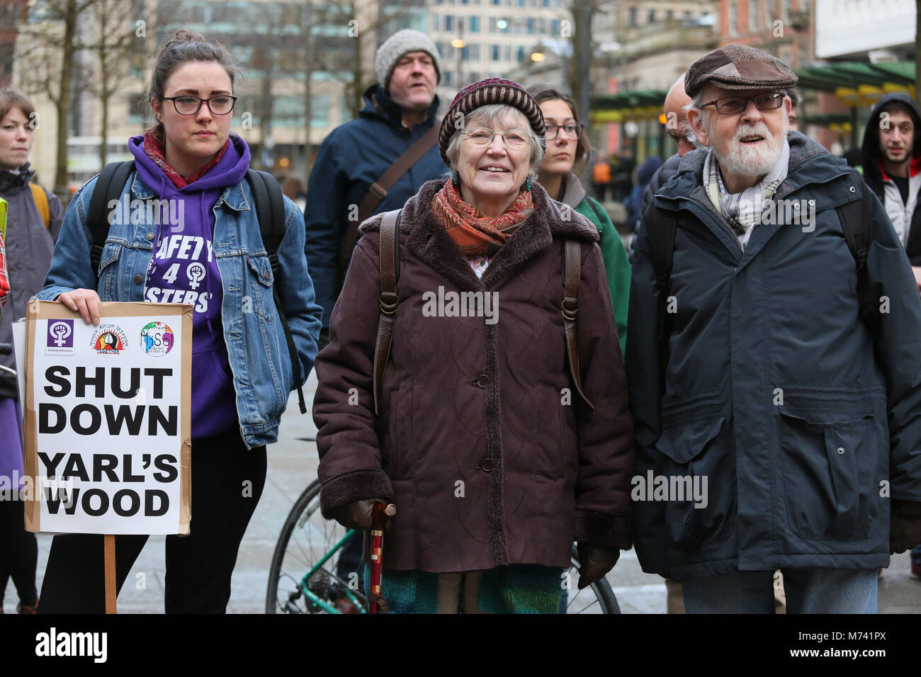 Yarlswood, Manchester. 8 Mär, 2018. Am Internationalen Frauentag eine Mahnwache statt Unterstützung für Männer und Frauen in Yarlswood Immigration Detention Center, wo Frauen im Hungerstreik aus Protest gegen die Behandlung von Home Offices zu zeigen. St Peters Square, Manchester, 8. März 2018 (C) Barbara Cook/Alamy leben Nachrichten Stockfoto