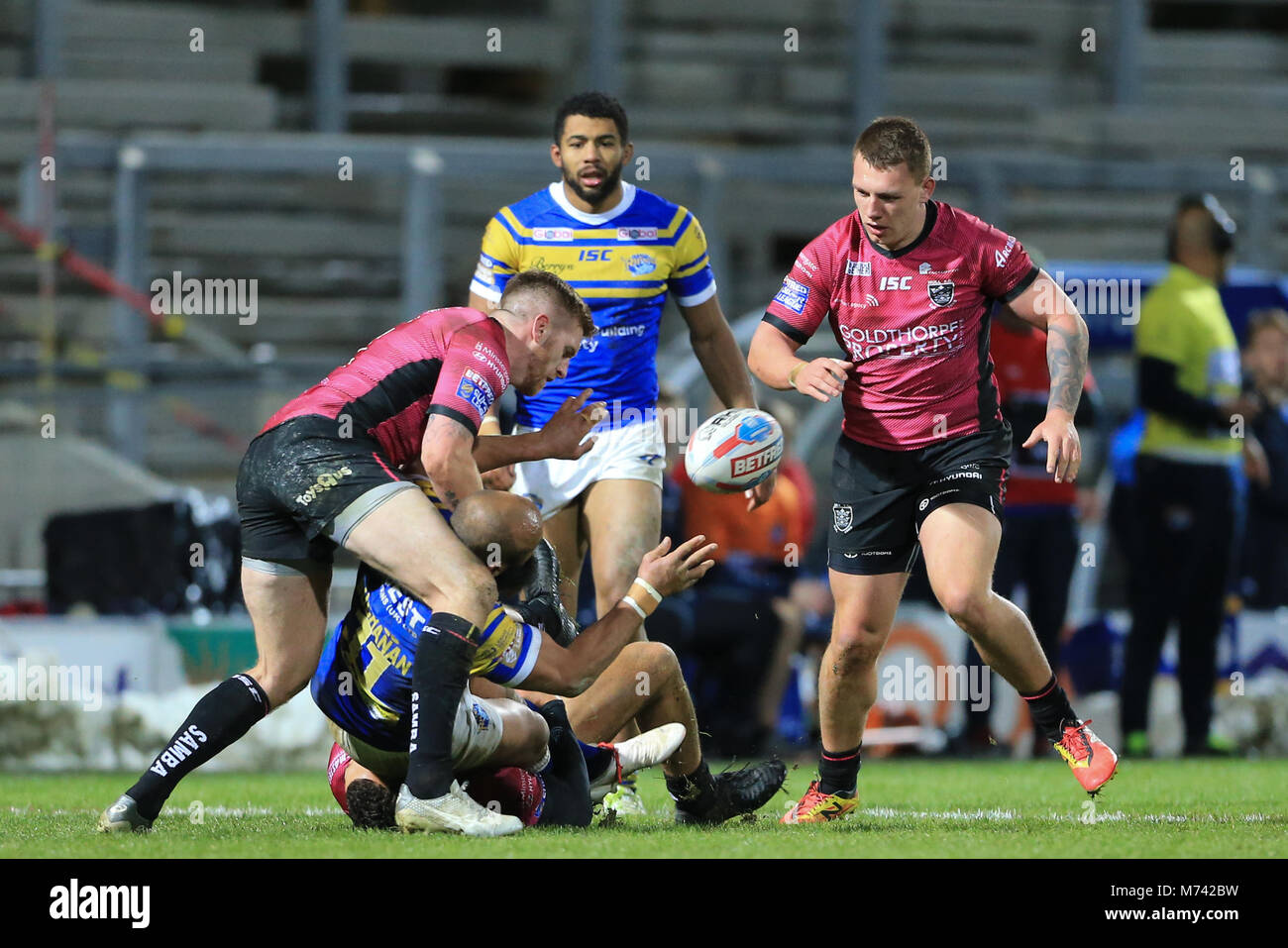 8. März 2018, Headingley Stadium, Leeds, England; Betfred Super League, Runde 5, Leeds Rhinos versus Rumpf FC; Jamie Jones-Buchanan von Leeds Rhinos wird von Marc Sneyd von Hull FC angegangen Stockfoto