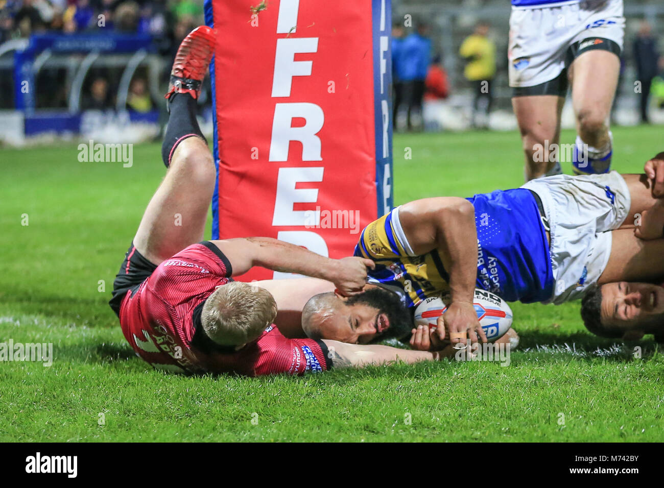 8. März 2018, Headingley Stadium, Leeds, England; Betfred Super League, Runde 5, Leeds Rhinos versus Rumpf FC; Jordanien Abdull von Hull FC-Bausteine Jamie Jones-Buchanan von Leeds Rhinos von unten berühren Stockfoto