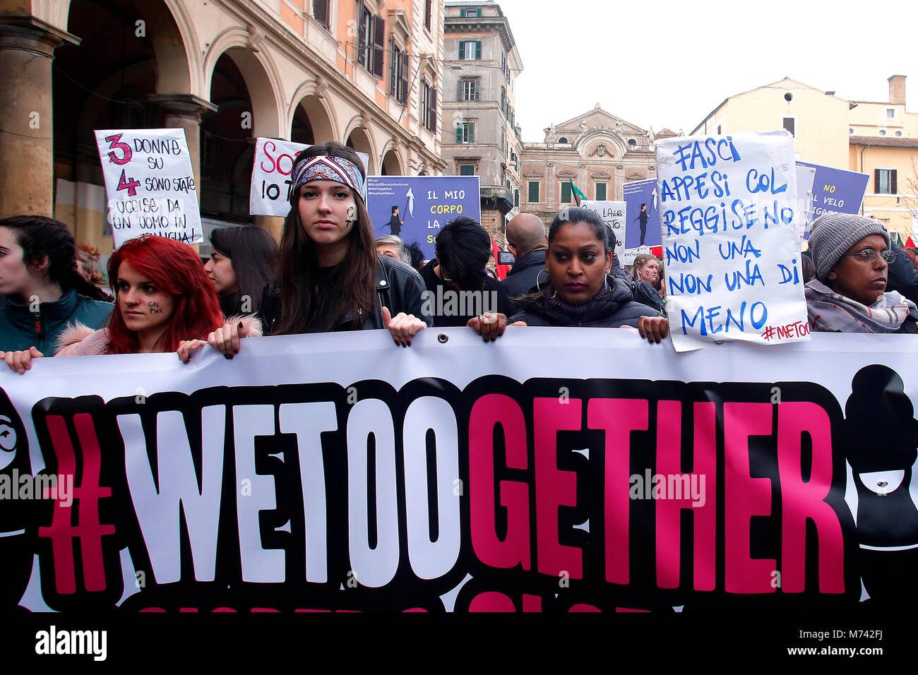 Rom, Italien. 8 Mär, 2018. Roma 08/03/2018. Marcia delle Donne in Occasione della Festa della Donna, contro La violenza e per i diritti delle Donne. Rom, 8. März 2018. März der Frauen in Rom,#,# WeToo WeToogether, anlässlich des Internationalen Frauentags (IWD). Foto Samantha Zucchi Insidefoto Credit: insidefoto Srl/Alamy leben Nachrichten Stockfoto