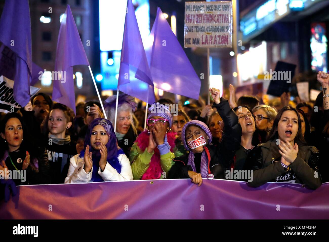 Spanische Frauen während einer Versammlung der Internationale Tag der Frau in Puerta del Sol in Madrid, Madrid zu Feiern, am Donnerstag, den 8. März 2018. Credit: Gtres Información más Comuniación auf Linie, S.L./Alamy leben Nachrichten Stockfoto