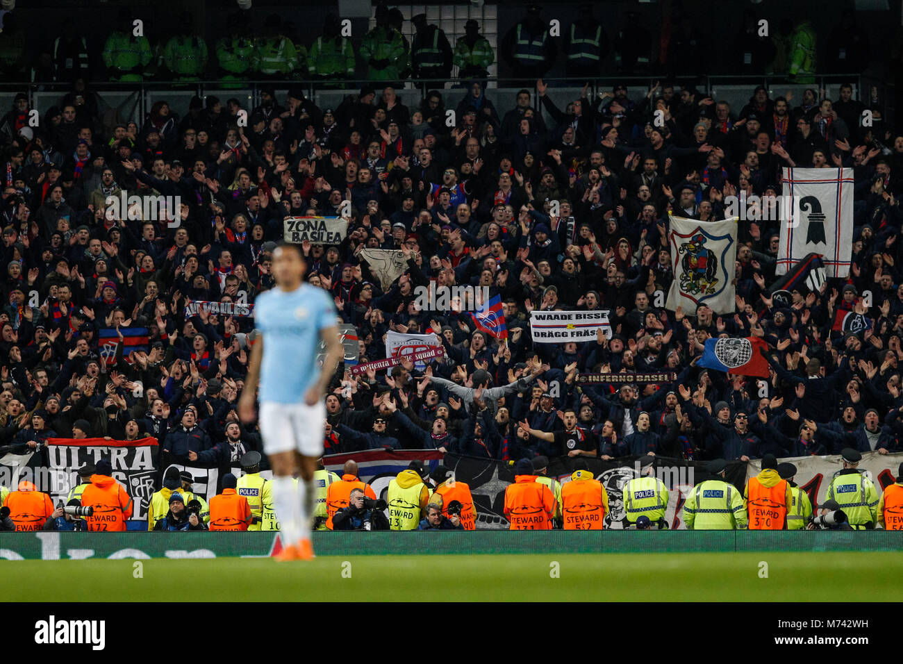 Manchester, Großbritannien. 7. März, 2018. Basel Fans während der UEFA Champions League Runde 16 Spiel zwischen Manchester City und den FC Basel an der Etihad Stadium am 7.März 2018 in Manchester, England. Credit: PHC Images/Alamy leben Nachrichten Stockfoto