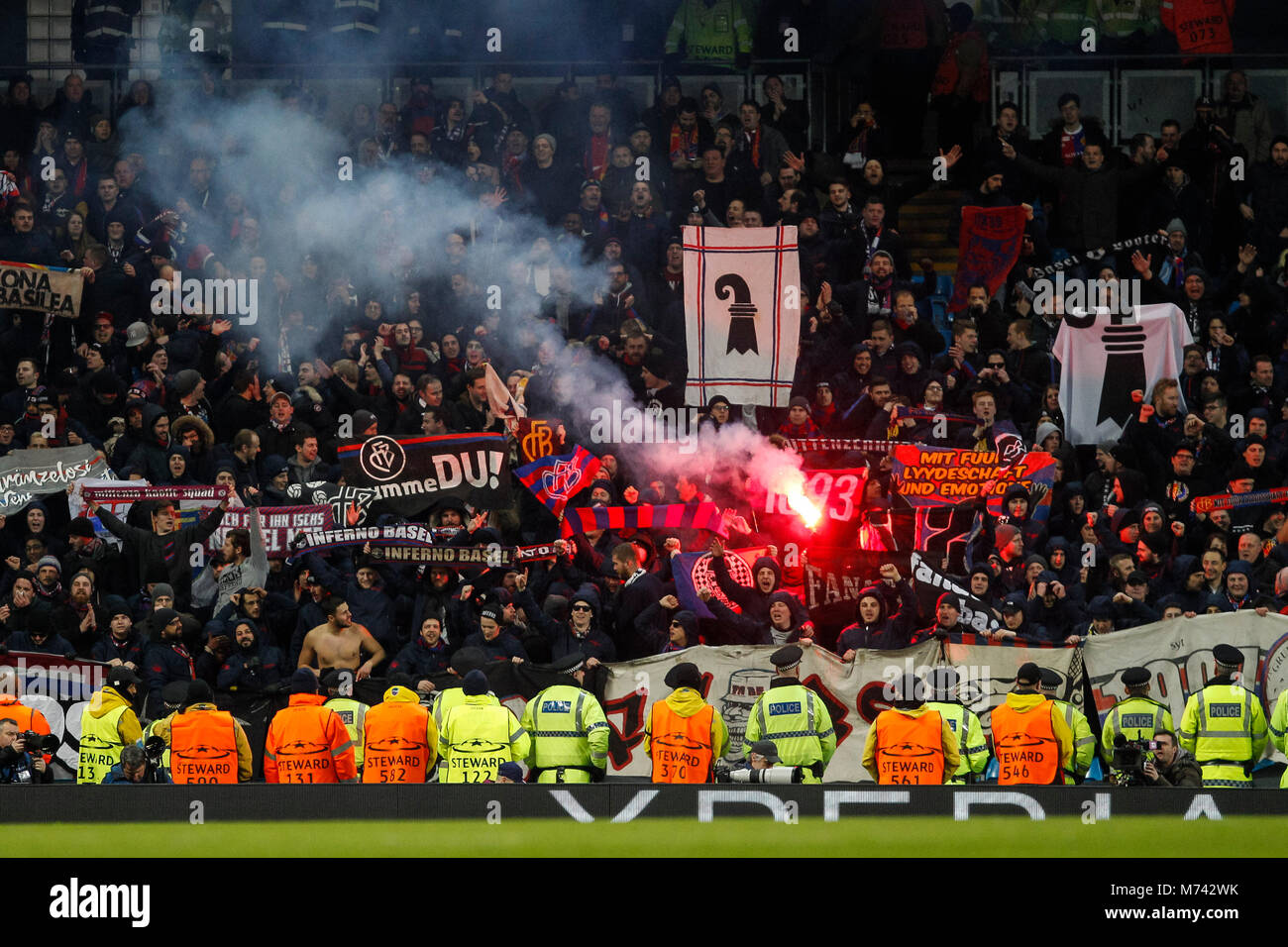 Manchester, Großbritannien. 7. März, 2018. Basel Fans während der UEFA Champions League Runde 16 Spiel zwischen Manchester City und den FC Basel an der Etihad Stadium am 7.März 2018 in Manchester, England. Credit: PHC Images/Alamy leben Nachrichten Stockfoto