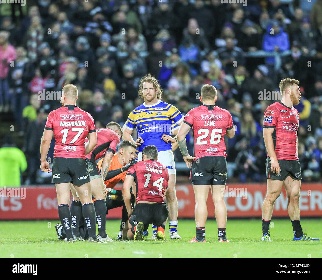 8. März 2018, Headingley Stadium, Leeds, England; Betfred Super League, Runde 5, Leeds Rhinos versus Rumpf FC; Jake Connor von Hull FC empfängt Behandlung für einen Schnitt Auge Stockfoto