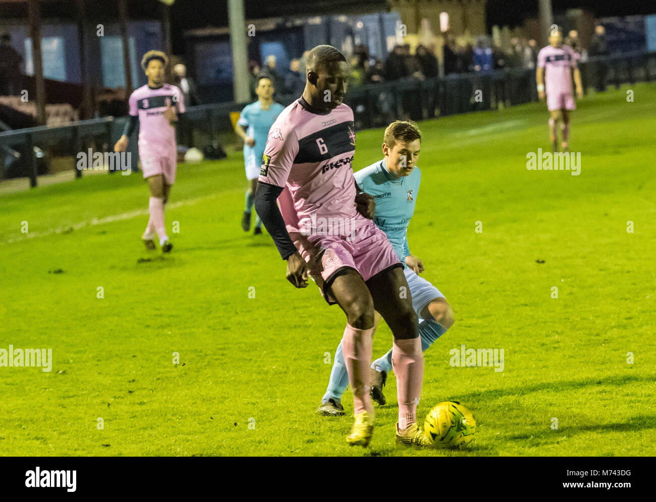 Brentwood, 8. März 2018, Brentwood FC (0) vs Dulwich Weiler FC (1) in der Geschwindigkeit Trophy Viertelfinale: Anthony Archeampon (6) Der Dulwhich Weiler nimmt den Ball Quelle: Ian Davidson/Alamy leben Nachrichten Stockfoto