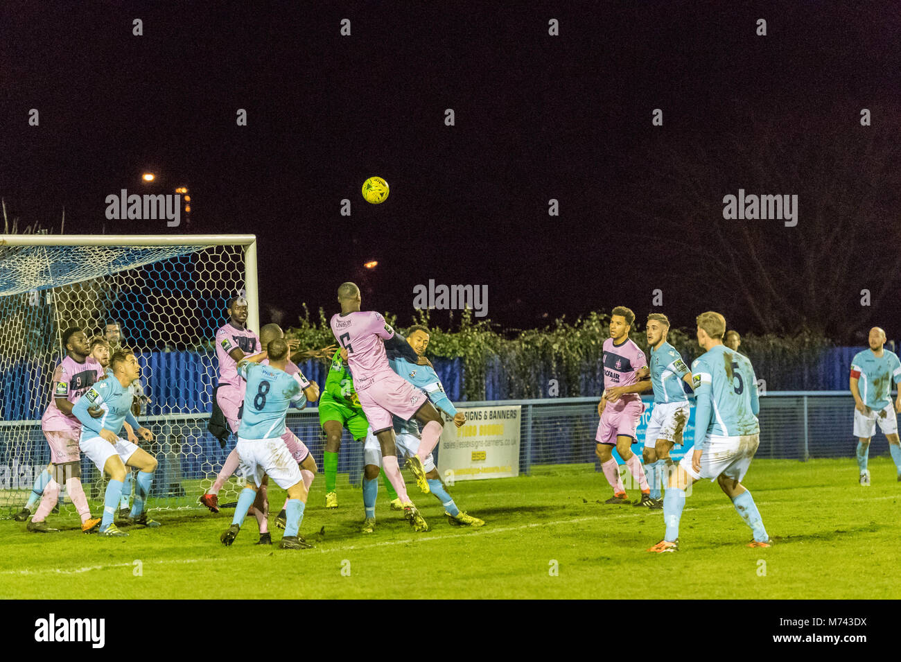 Brentwood, 8. März 2018, Brentwood FC (0) vs Dulwich Weiler FC (1) in der Geschwindigkeit Trophy Viertelfinale: Anthony Archeampon (6) Der dulwich Weiler nimmt einen Header im Brentwood Ziel Mund Credit: Ian Davidson/Alamy leben Nachrichten Stockfoto