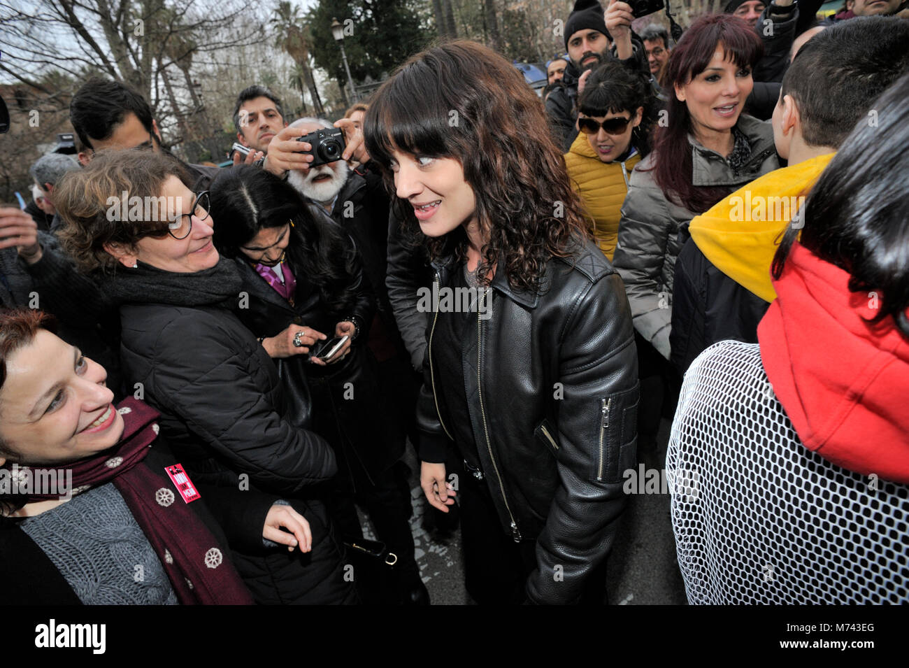 Rom, Italien. 8. März, 2018. Tag der Frauen in Rom. Die italienische Schauspielerin Asia Argento verbindet die Demonstration. Credit: Vito Arcomano/Alamy leben Nachrichten Stockfoto