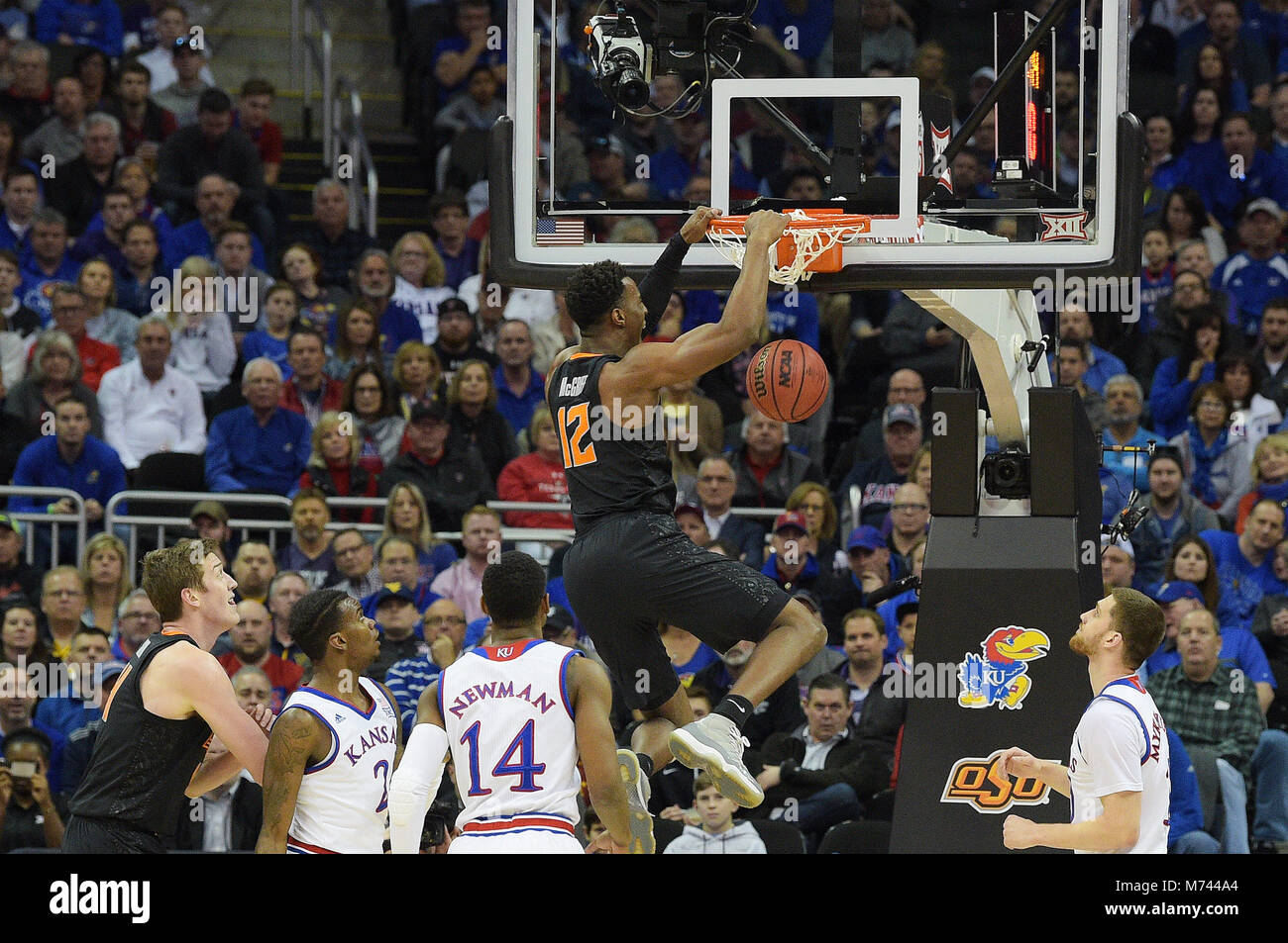 Kansas City, Missouri, USA. 08 Mär, 2018. Oklahoma State Cowboys vorwärts Cameron McGriff (12) Legt einen Dunk des ersten Halbjahres 2018 Phillips 66 grosse 12 Men's Basketball-EM Viertelfinale Spiel zwischen den Kansas Jayhawks und Oklahoma State Cowboys im Sprint Center in Kansas City, Missouri. Kendall Shaw/CSM/Alamy leben Nachrichten Stockfoto