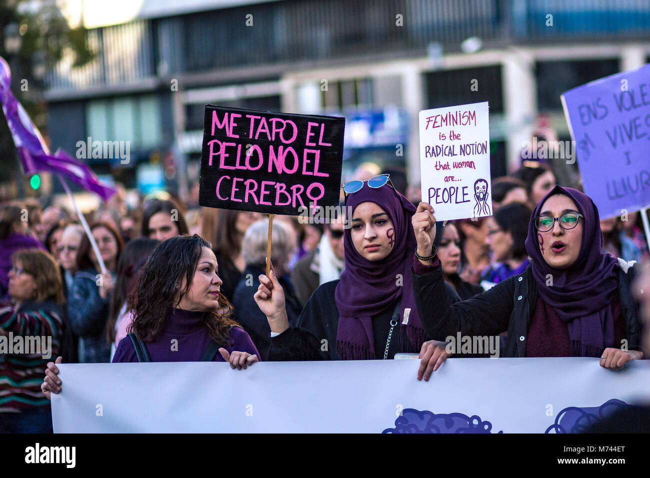 Valencai, Spanien. 8. März feministische Streik in Spanien Anspruch auf gleiche Bezahlung und gleiche Rechte für Frauen und Männer - Pro Feminismus Bewegung in Spanien für einen Generalstreik aufgerufen, keine Arbeit, kein Shop, keine Familie, für alle Arbeitnehmerinnen. "Wenn wir aufhören, die Welt nicht mehr" ist das Motto, Hommage an Island Frauen Streik 1975 erreicht 9 von 10 Frauen im Land zu stoppen. - Zeichen' ich mein Haar, nicht mein Gehirn" - Frauen an der Demonstration in Valencia mit Hijab als Zeichen für die Aufnahme von muslimischen Frauen Credit: Santiago vidal Vallejo/Alamy leben Nachrichten Stockfoto
