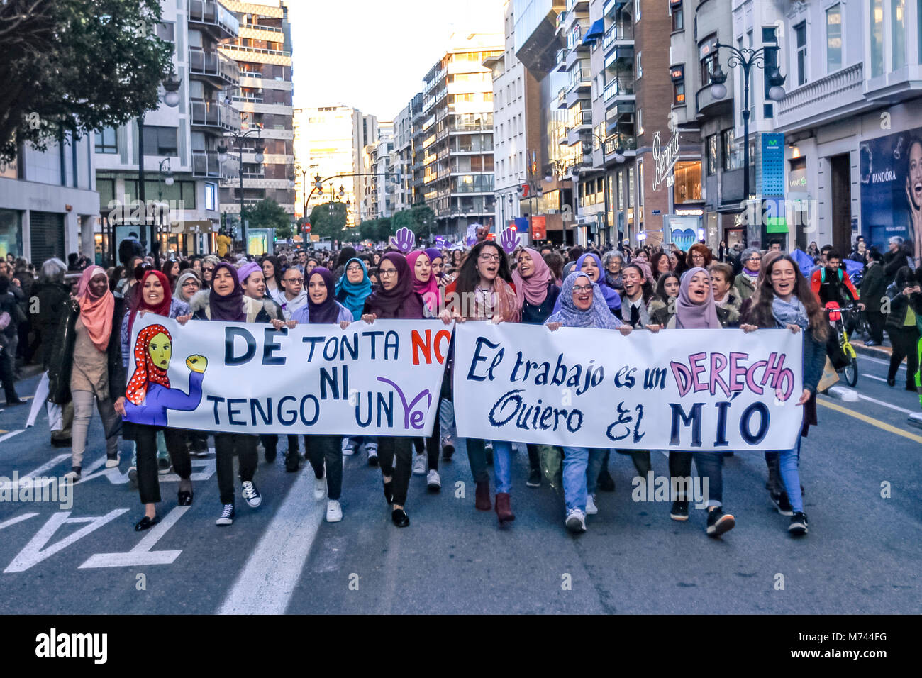Valencai, Spanien. 8. März feministische Streik in Spanien Anspruch auf gleiche Bezahlung und gleiche Rechte für Frauen und Männer - Pro Feminismus Bewegung in Spanien für einen Generalstreik aufgerufen, keine Arbeit, kein Shop, keine Familie, für alle Arbeitnehmerinnen. "Wenn wir aufhören, die Welt nicht mehr" ist das Motto, Hommage an Island Frauen Streik 1975 erreicht 9 von 10 Frauen im Land zu stoppen. - Frauen an der Demonstration in Valencia mit Hijab als Zeichen für die Aufnahme von muslimischen Frauen Credit: Santiago vidal Vallejo/Alamy leben Nachrichten Stockfoto