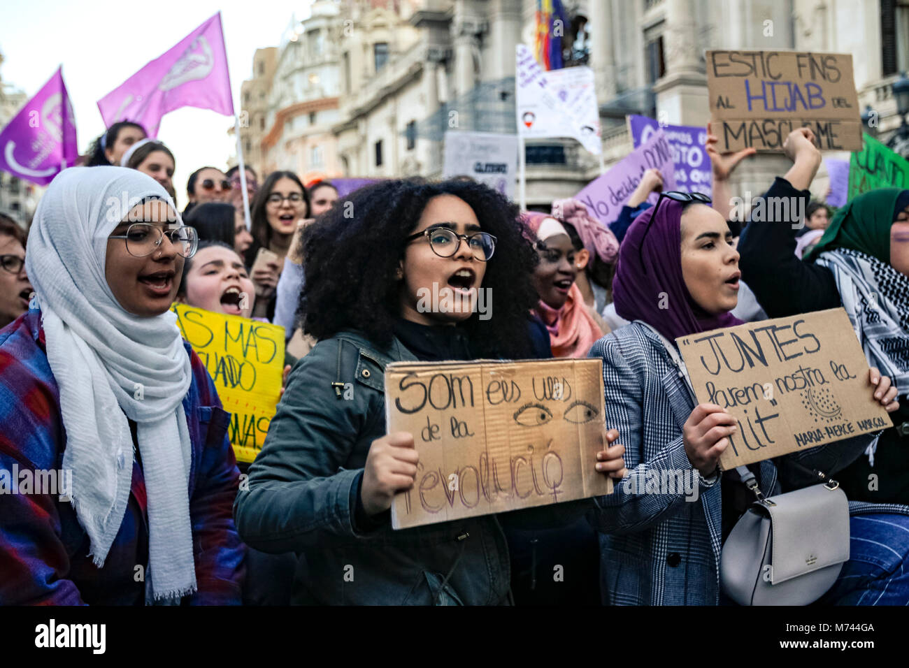 Valencai, Spanien. 8. März feministische Streik in Spanien Anspruch auf gleiche Bezahlung und gleiche Rechte für Frauen und Männer - Pro Feminismus Bewegung in Spanien für einen Generalstreik aufgerufen, keine Arbeit, kein Shop, keine Familie, für alle Arbeitnehmerinnen. "Wenn wir aufhören, die Welt nicht mehr" ist das Motto, Hommage an Island Frauen Streik 1975 erreicht 9 von 10 Frauen im Land zu stoppen. Credit: Santiago vidal Vallejo/Alamy leben Nachrichten Stockfoto