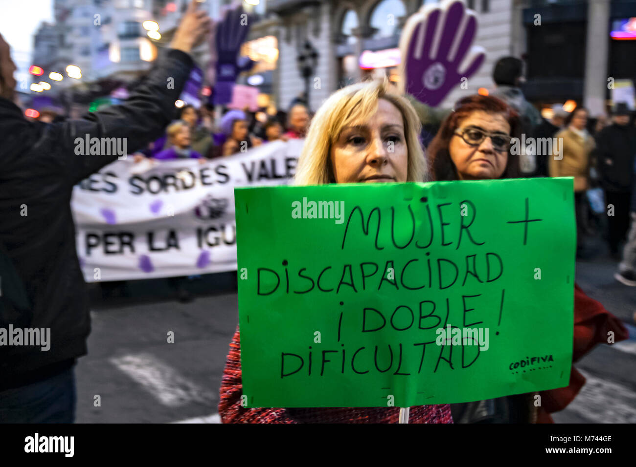 Valencia, Spanien. 8. März feministische Streik in Spanien Anspruch auf gleiche Bezahlung und gleiche Rechte für Frauen und Männer - Pro Feminismus Bewegung in Spanien für einen Generalstreik aufgerufen, keine Arbeit, kein Shop, keine Familie, für alle Arbeitnehmerinnen. "Wenn wir aufhören, die Welt nicht mehr" ist das Motto, Hommage an Island Frauen Streik 1975 erreicht 9 von 10 Frauen im Land zu stoppen. -- Unterzeichnen lautet: Frau + Behinderung = doppelte Schwierigkeit Credit: Santiago vidal Vallejo/Alamy leben Nachrichten Stockfoto