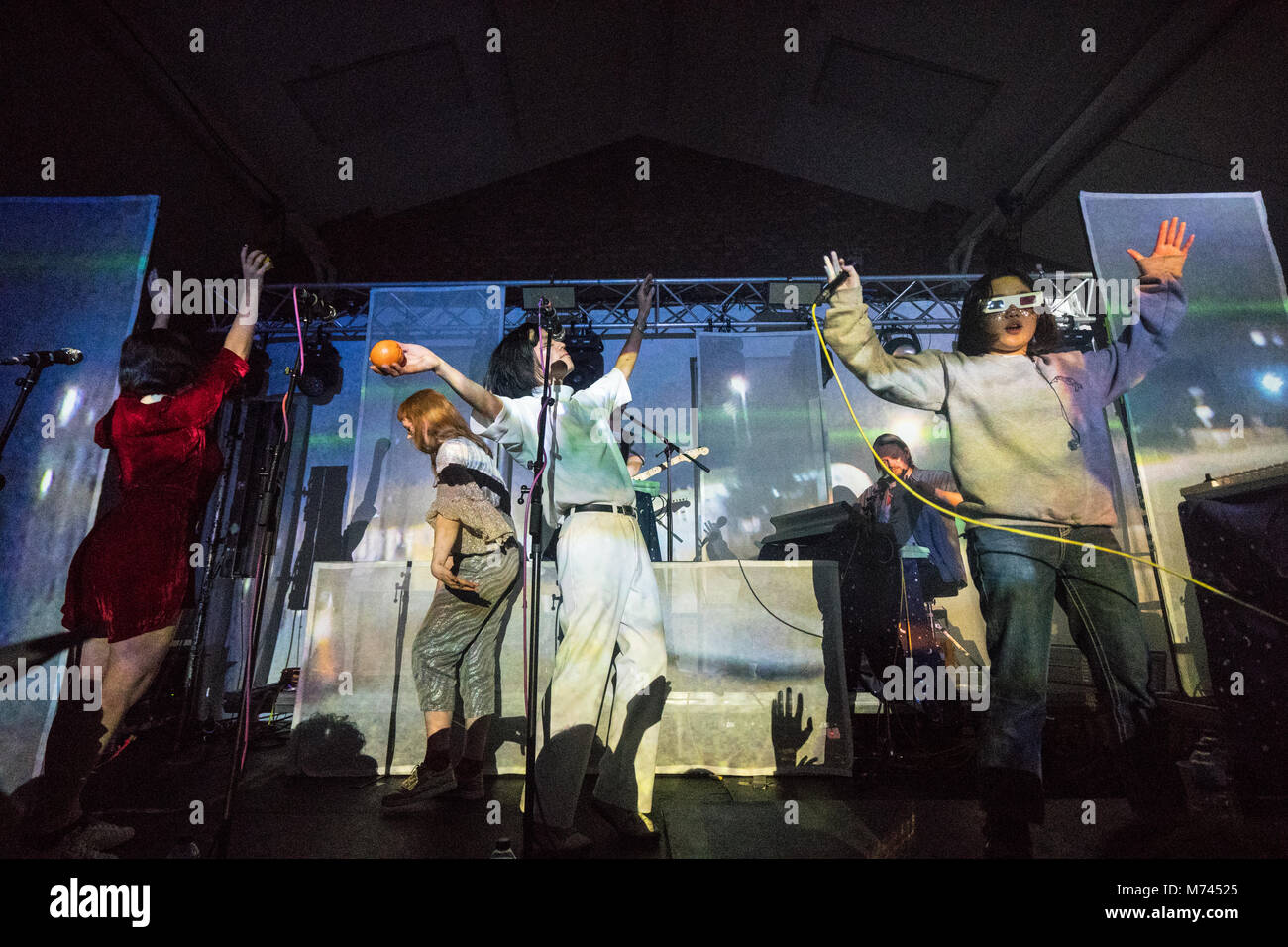 London, Großbritannien. 8. März, 2018. Superorganismus live auf der Bühne des ovalen Platz in London. Foto Datum: Donnerstag, 8. März 2018. Credit: Roger Garfield/Alamy leben Nachrichten Stockfoto