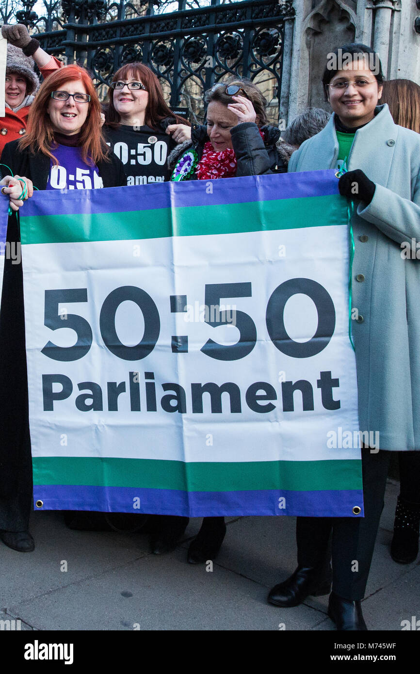 London, Großbritannien. 8. März, 2018. Aktivisten von 50:50 Parlament Kundgebung vor dem Palast von Westminster am Internationalen Frauentag die Kampagne auszuarbeiten, die inklusive ausgewogene Parlament stützt sich auf die größtmögliche Pools von Talent, darunter Männer und Frauen gleichermaßen zu erreichen, und integriert die gesamte Palette der Vielfalt und Erfahrung. Credit: Mark Kerrison/Alamy leben Nachrichten Stockfoto