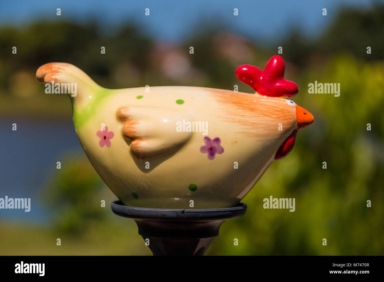 Ostern Dekoration: Bunte Porzellan Ostern Henne auf einem Ständer. Stockfoto