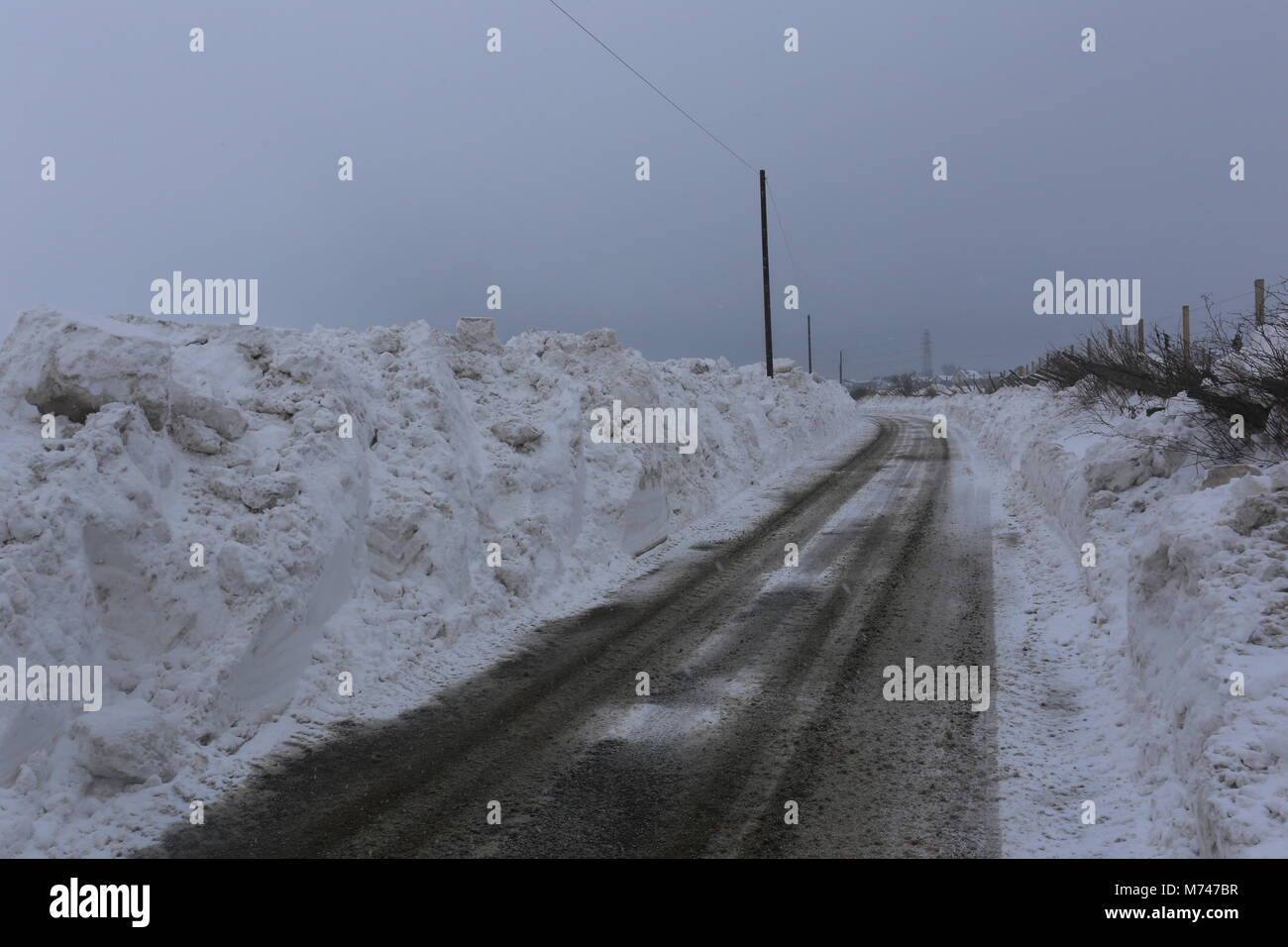 Kürzlich wiedereröffnete Straße zwischen Dronley und Birkhill nach durch Schneeverwehungen Angus Schottland März 2018 geschlossen werden können. Stockfoto