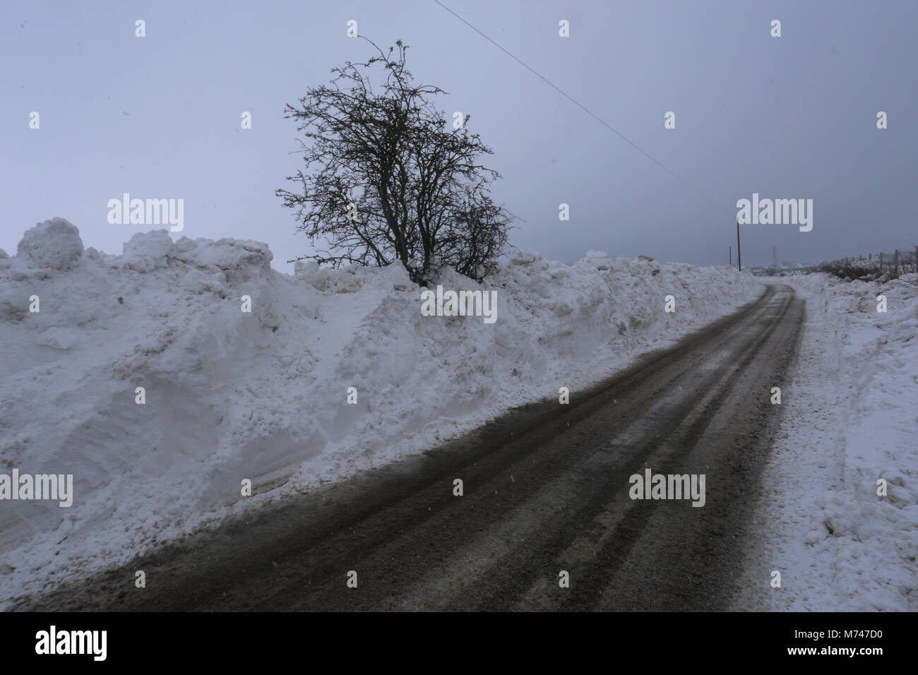 Kürzlich wiedereröffnete Straße zwischen Dronley und Birkhill nach durch Schneeverwehungen Angus Schottland März 2018 geschlossen werden können. Stockfoto