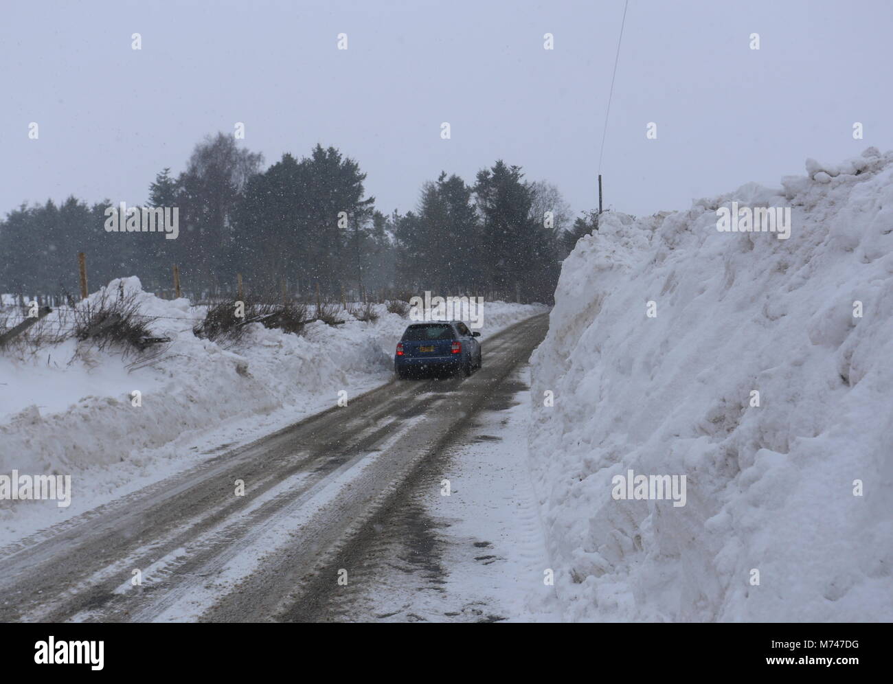 Kürzlich wiedereröffnete Straße zwischen Dronley und Birkhill nach durch Schneeverwehungen Angus Schottland März 2018 geschlossen werden können. Stockfoto