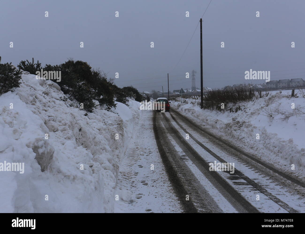 Kürzlich wiedereröffnete Straße zwischen Dronley und Birkhill nach durch Schneeverwehungen Angus Schottland März 2018 geschlossen werden können. Stockfoto