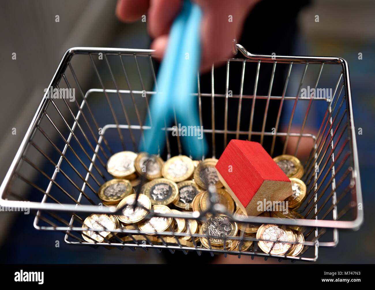 Ein kleines Haus in einer Miniatur Warenkorb Haus Kauf Konzept Stockfoto