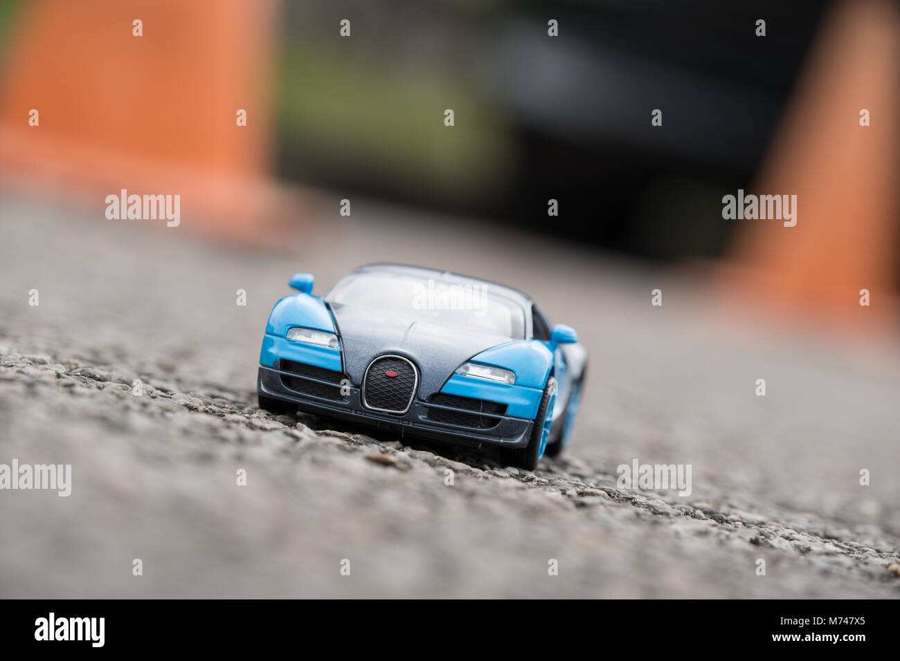 Bugatti Veyron blaue Modell Kinder Spielzeug Auto auf Asphalt Stockfoto