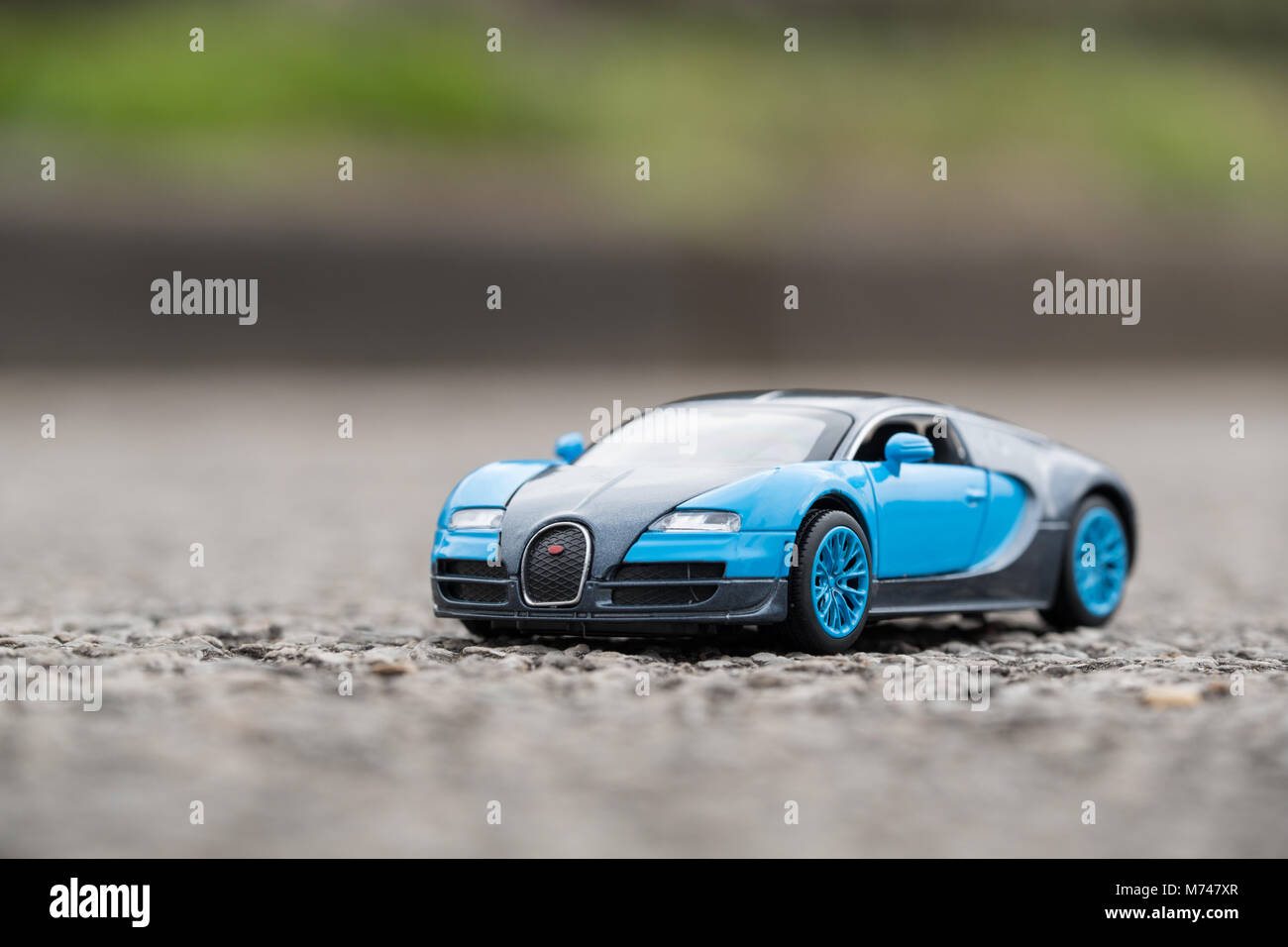 Bugatti Veyron blaue Modell Kinder Spielzeug Auto auf Asphalt Stockfoto