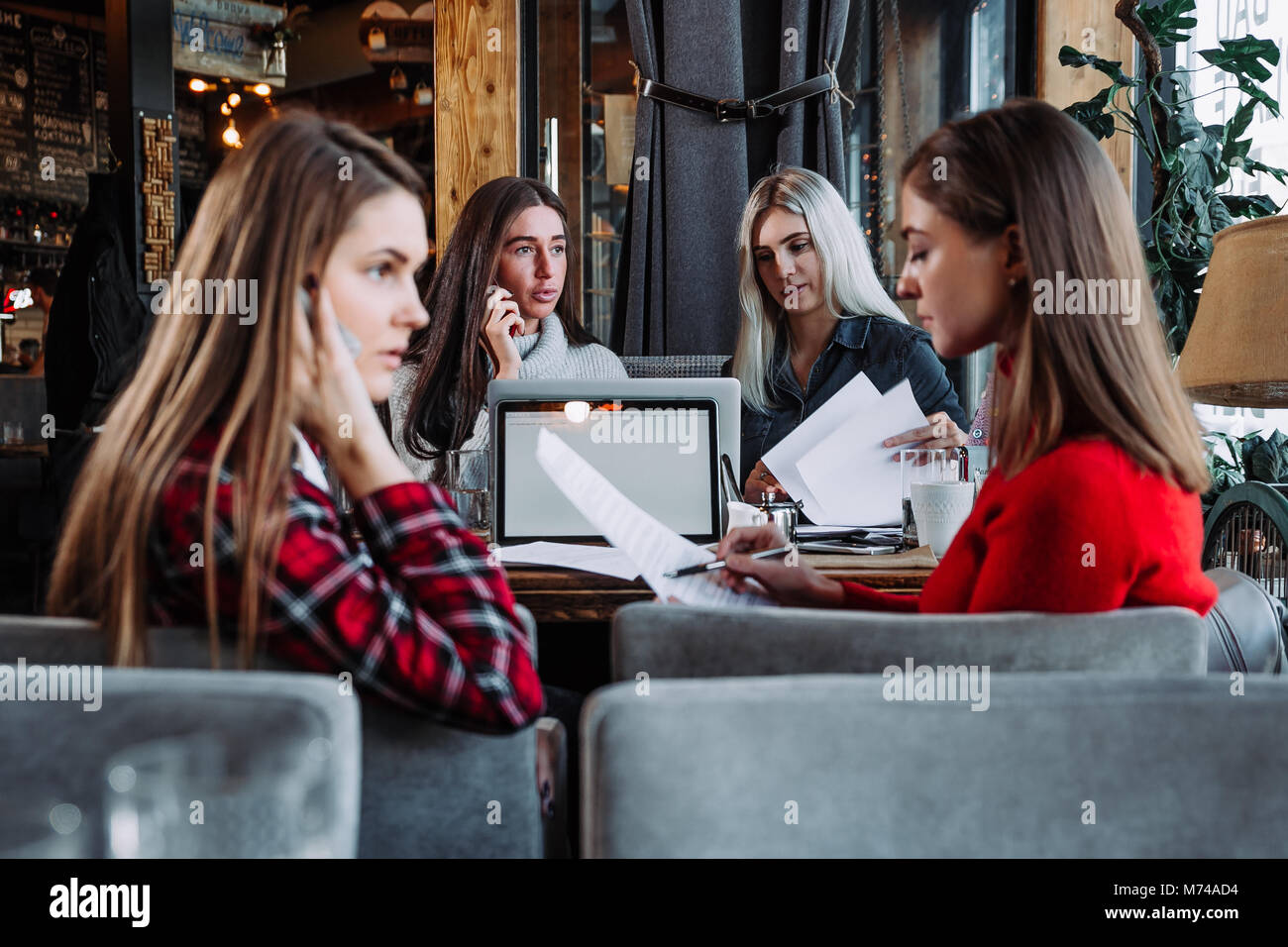 Gruppe von Happy business analysiert, Business Pläne, die in einem Cafe. Stockfoto