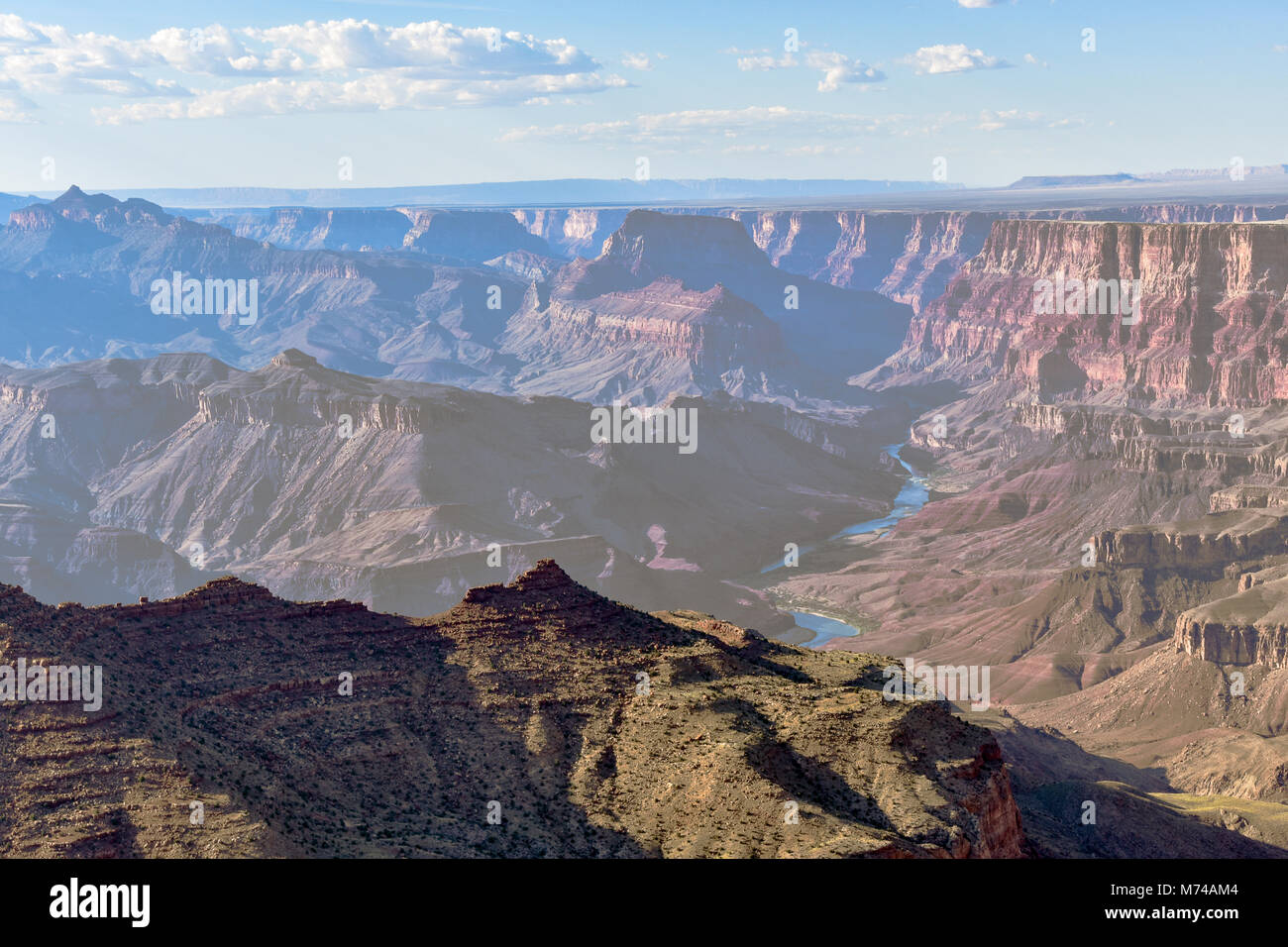 Einen atemberaubenden Blick vom Südrand des Grand Canyon und den Colorado Fluss, der durch es. Stockfoto