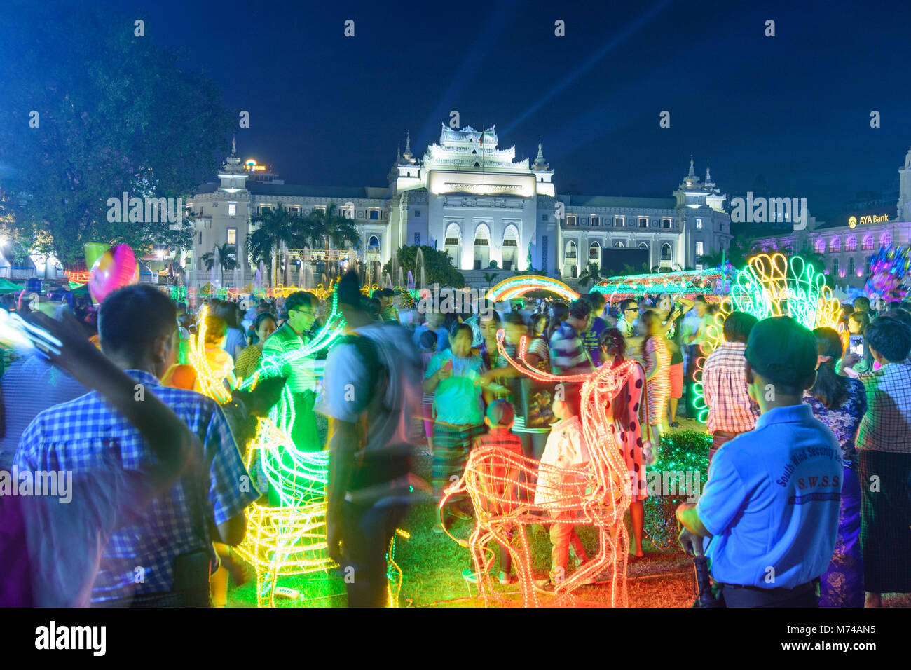 Yangon (Rangun): Mahabandula Garten (Fytche Platz) Memorial Park an Tazaungdaing Festival, Lichter, Rathaus, koloniale Altstadt, Yangon Region, Myanm Stockfoto
