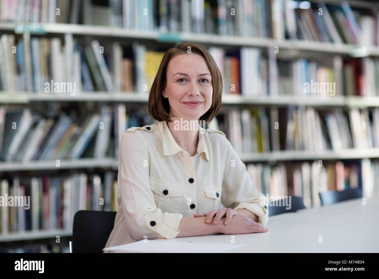 Portrait von Reife Studenten in der Hochschule Bibliothek Stockfoto