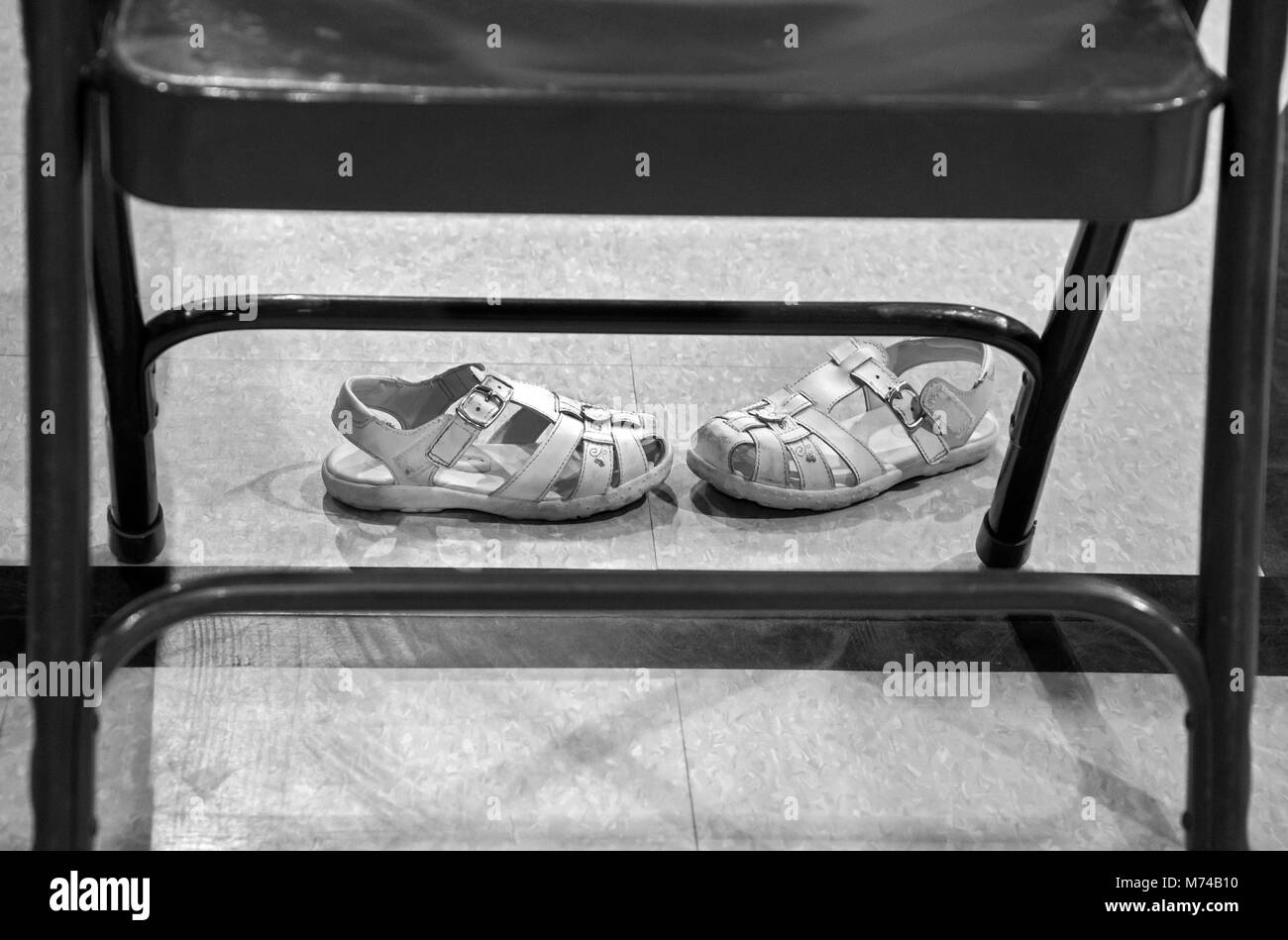 Das Kind Schuhe von einem Stuhl in einem Gymnasium. Stockfoto