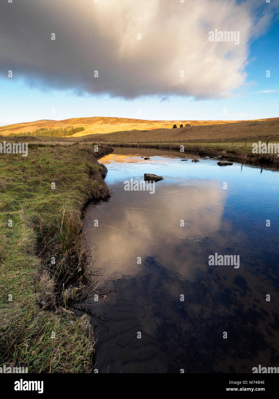 River South Esk im Glen Clova. Glen Clova Glen ist eine der spektakulären Landschaft mit der Landschaft zunehmend dramatisch, wie Sie die Glen auf Reisen Stockfoto