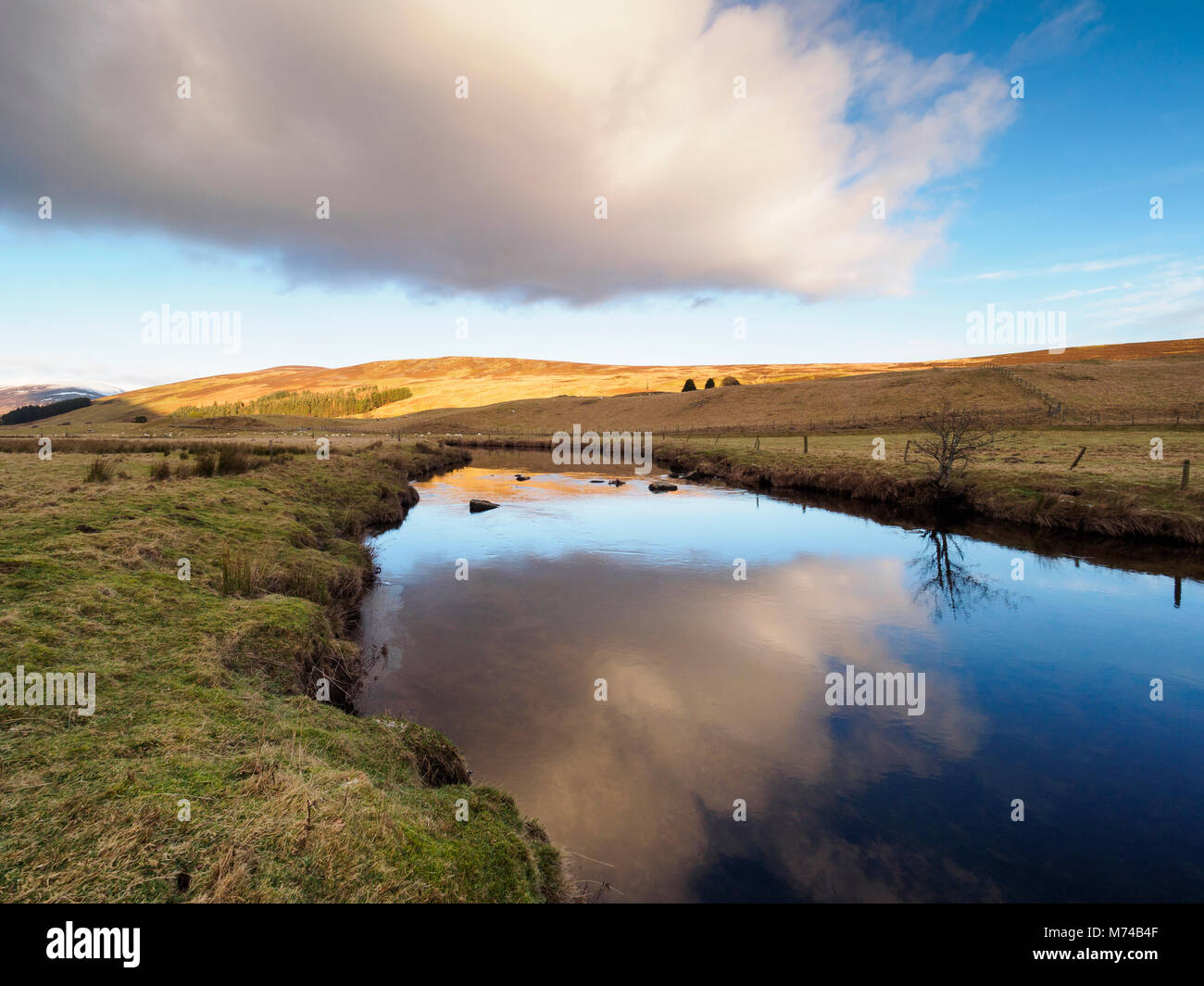 River South Esk im Glen Clova. Glen Clova Glen ist eine der spektakulären Landschaft mit der Landschaft zunehmend dramatisch, wie Sie die Glen auf Reisen Stockfoto