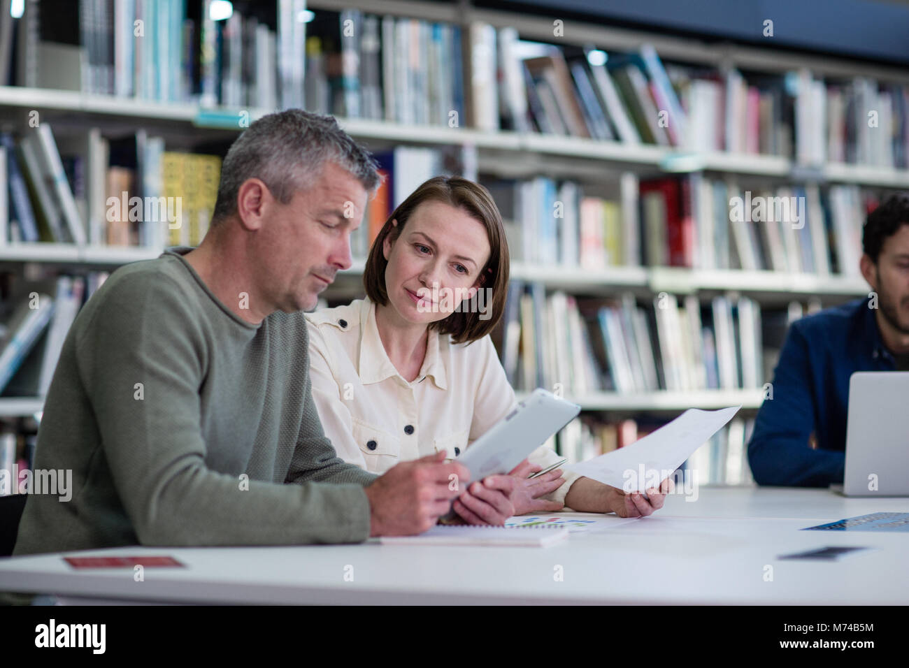 Ältere Studierende in der Bibliothek Studium zusammen Stockfoto