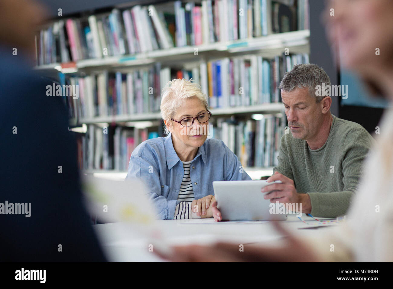 Ältere Frau lernen, wie digitale Tablet zu verwenden Stockfoto