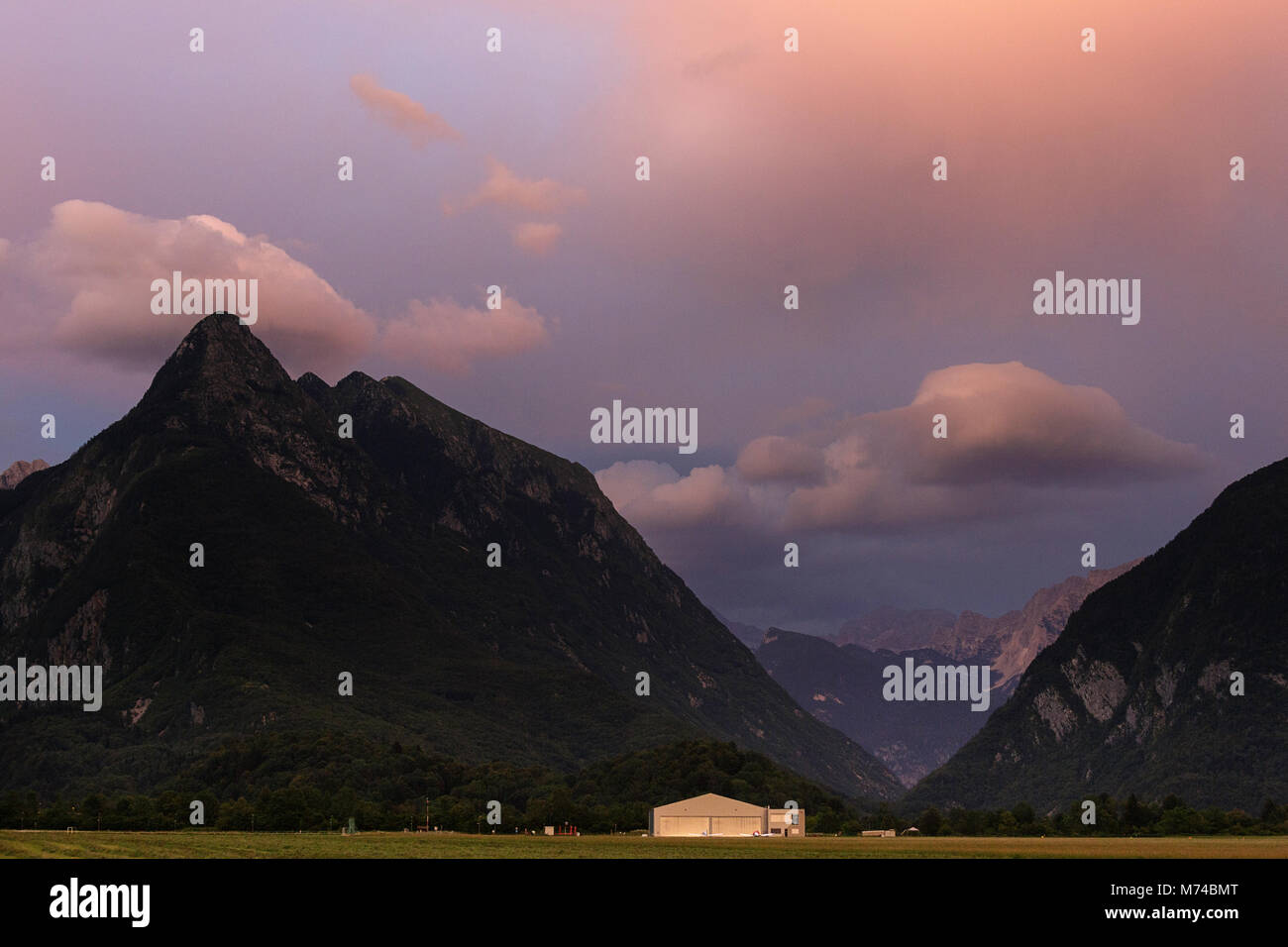 Hangar und kleine Flugzeuge am Flughafen in Bovec Tal und Svinjak, Slowenien montieren Stockfoto