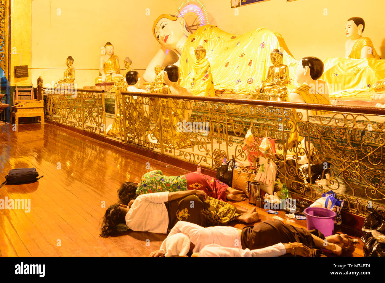 Yangon (Rangun): Shwedagon Pagode: sinkende Buddha, schlafenden Menschen,, Yangon, Myanmar (Birma) Stockfoto