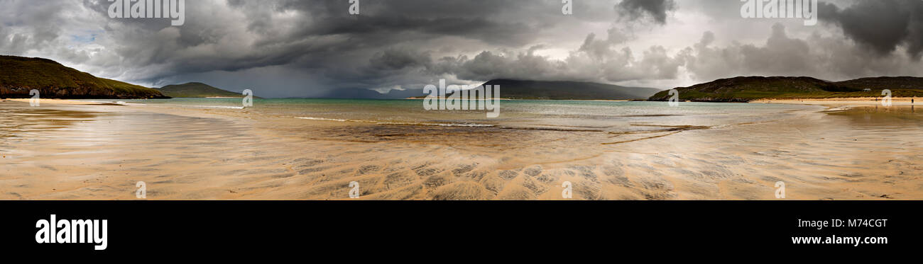 Panoramablick auf den Strand von Horgabost, Hebriden, Schottland mit Sturm Stockfoto
