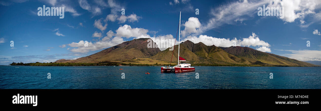Ein segelkatamaran sitzt an Olowalu, ein beliebter Ort zum Schnorcheln, den West Maui Berge, Hawaii. Stockfoto