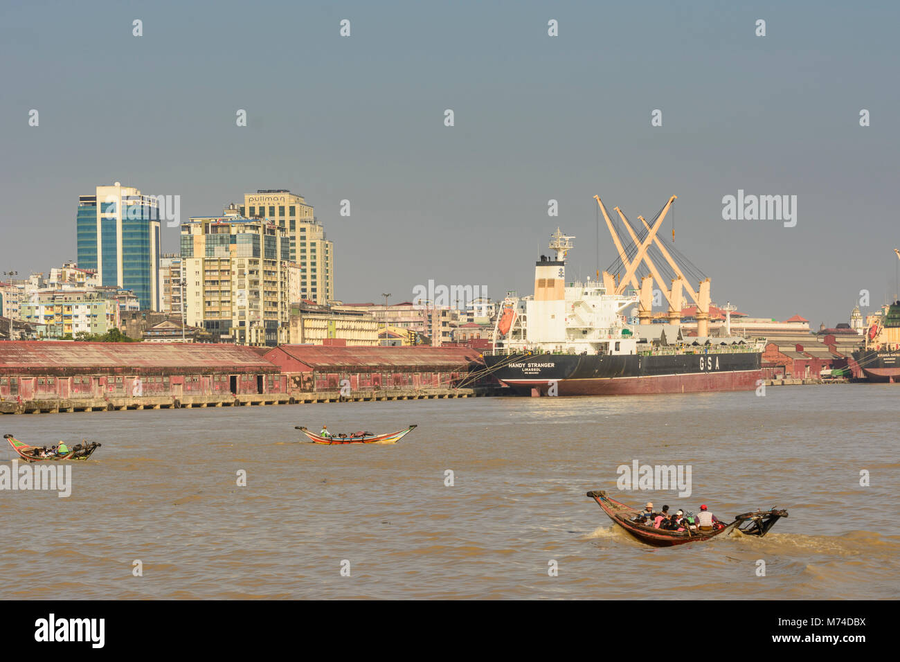 Yangon (Rangoon): Yangon Fluß, rostigen Schiff, hafenkran von Bo Aung Kyaw Terminal, Yangon, Myanmar (Birma) Stockfoto